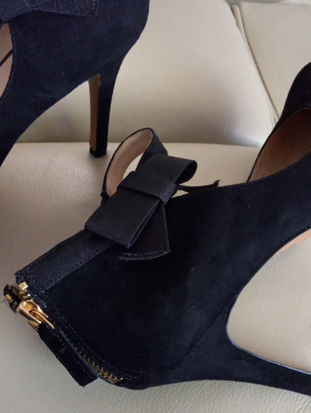 Nine West Black Suede Pointed-Toe Heels with Bow Accent Size 9.5M